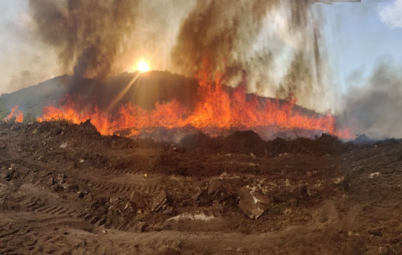 Continúan activos los incendios de Castromil, que se inició en Orense, y Rionegro del Puente