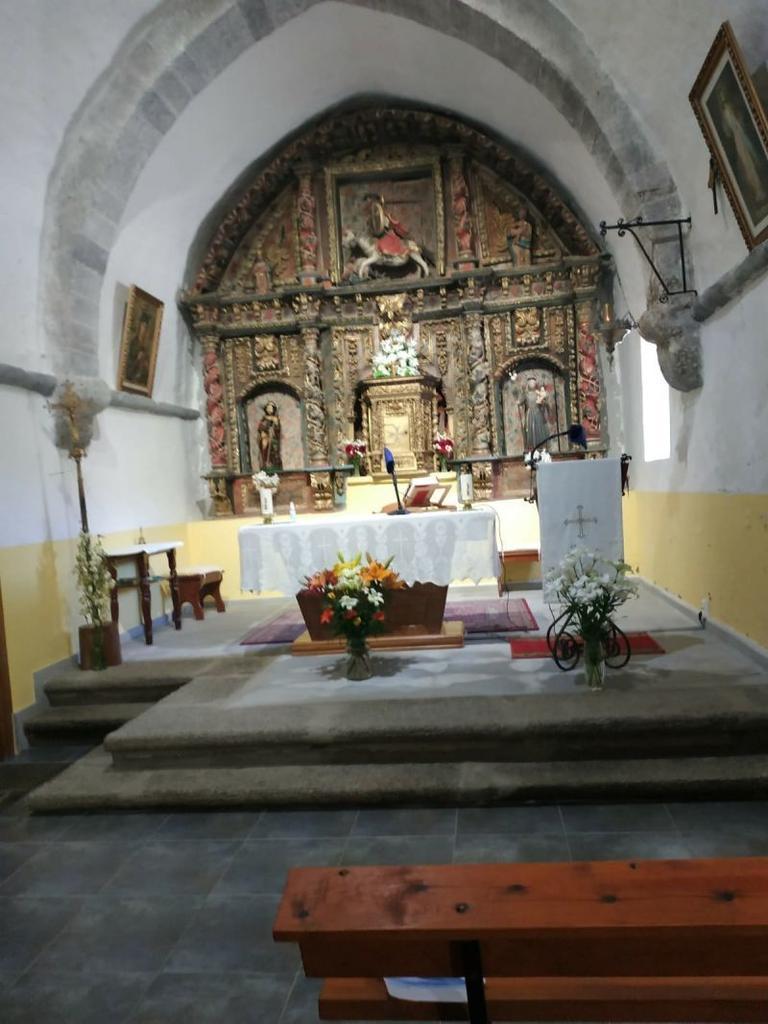 Foto altar de la Iglesia de Otero de Bodas