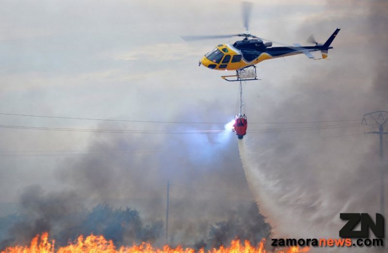 Un helicóptero de extinción de incendios libra milagrosamente su caída al tocar con una línea de alta tensión