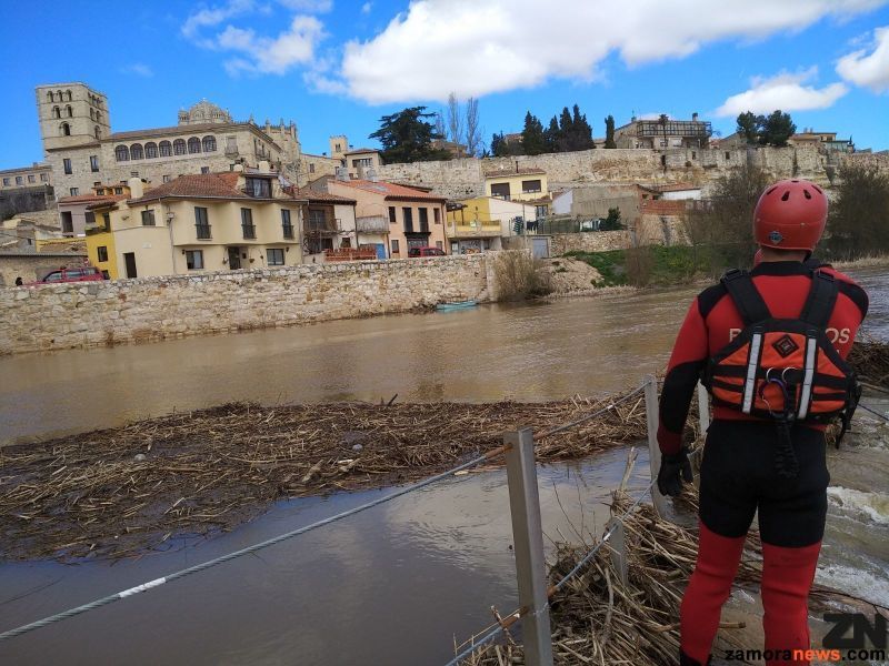 Dos bomberos zamoranos rescatan a un hombre de 62 años que se estaba ahogando en la playa de Poniente de Benidorm