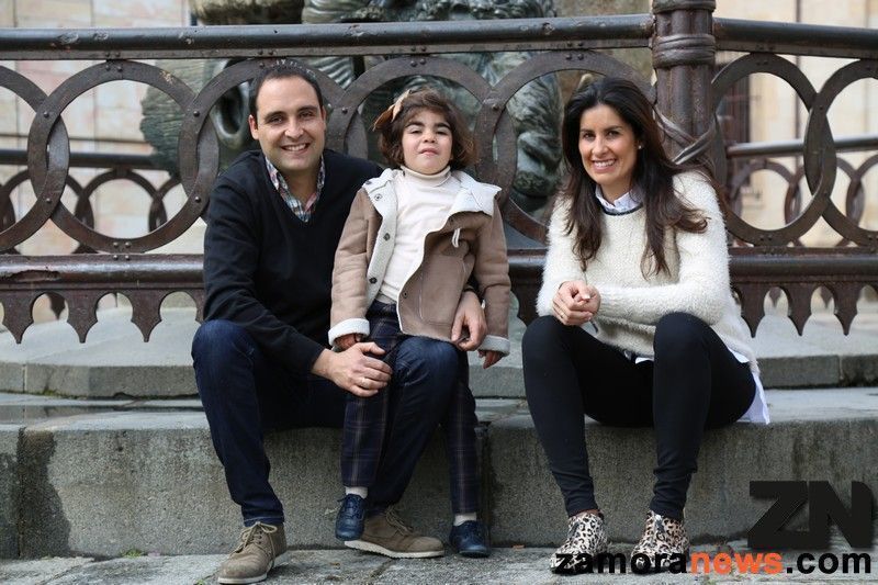 Sergio Barrios y María Campillo con su hija, la pequeña Daniela (Fotos: Rafa Lorenzo)