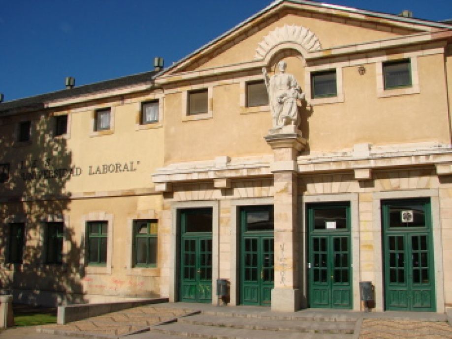 Dependencias de la antigua Universidad Laboral, cuyo teatro iba a ser destinado a Palacio de Congresos