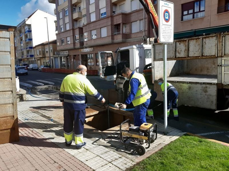 Operarios de Benavente extraen el agua sobrante de los contenedores soterrados