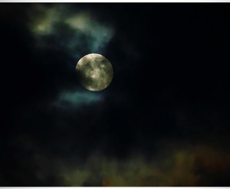Entre nubes pero luna llena