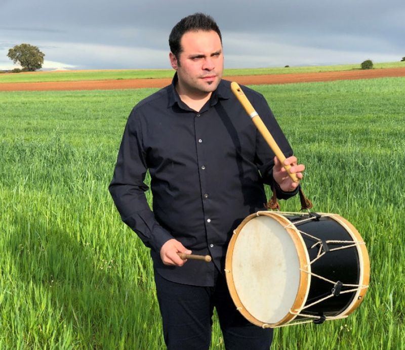 Luis Antonio Pedraza presenta este domingo su espectáculo «En Clave Folk» en el ciclo «Domingos Frissé»