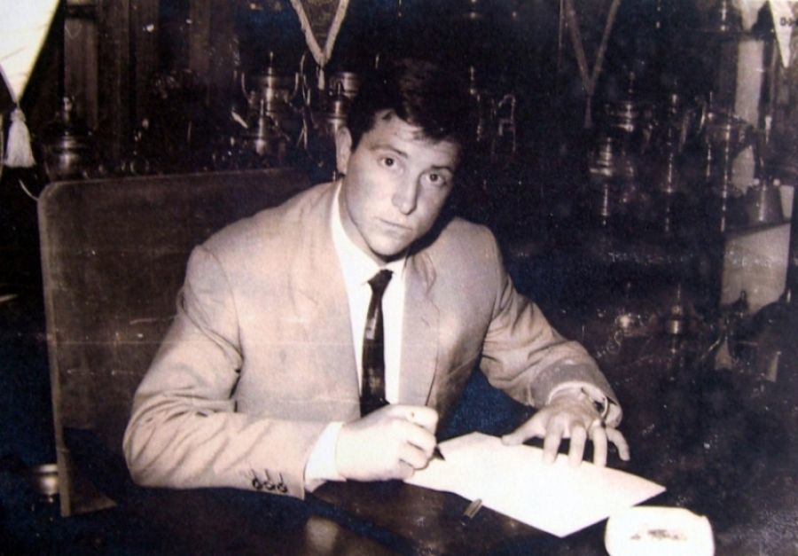 El zamorano Ángel Herrero Morales, cuando firmó contrato con el Racing. Foto: Real Racing Club de Santander.