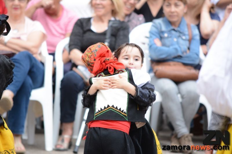 El folclore de los Coros y Danzas Doña Urraca y de la Asociación Etnográfica Bajo Duero se va de vacaciones