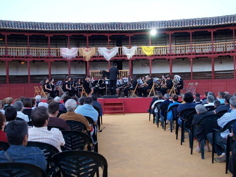Momento de un concierto que la Banda “La Lira” ha ofrecido en la plaza de toros durante la festividad de San Pedro (Foto: Marisol Cámara)