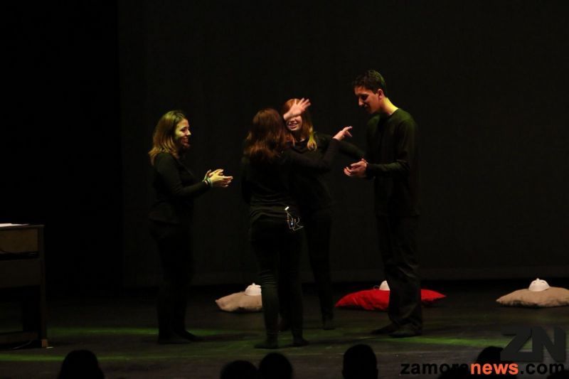 Pompas, muchas pompas en una tarde noche solidaria, contra la anorexia y la bulimia