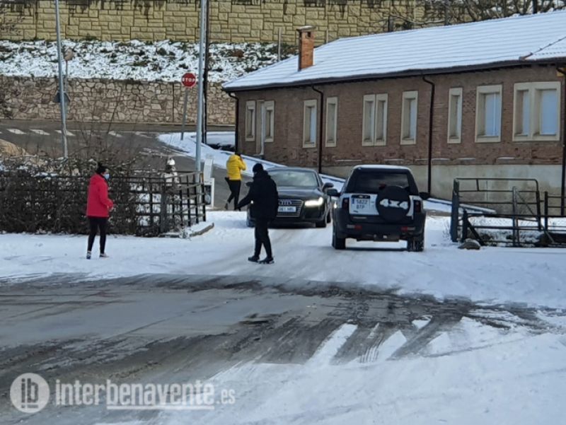 Los agentes intervinieron en tres accidentes con daños materiales producidos por el pavimento helado en Benavente