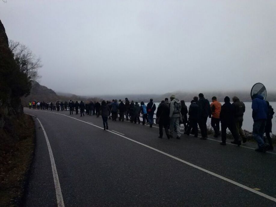 Participantes en la protesta, en la carretera de acceso a Ribadelago.