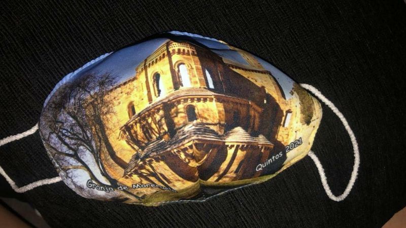 Los Quintos de Granja de Moreruela venden mascarillas con la imagen del monasterio para su fiesta de mayoría edad