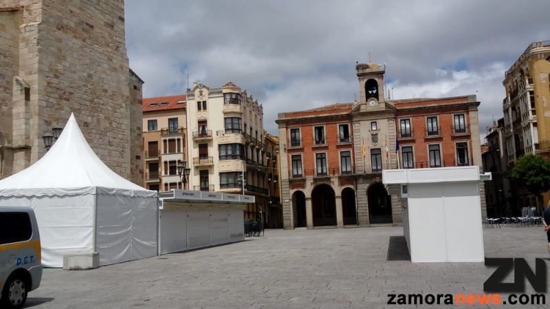 Listas las casetas en la Plaza Mayor para la celebración de la Feria del Libro 2018