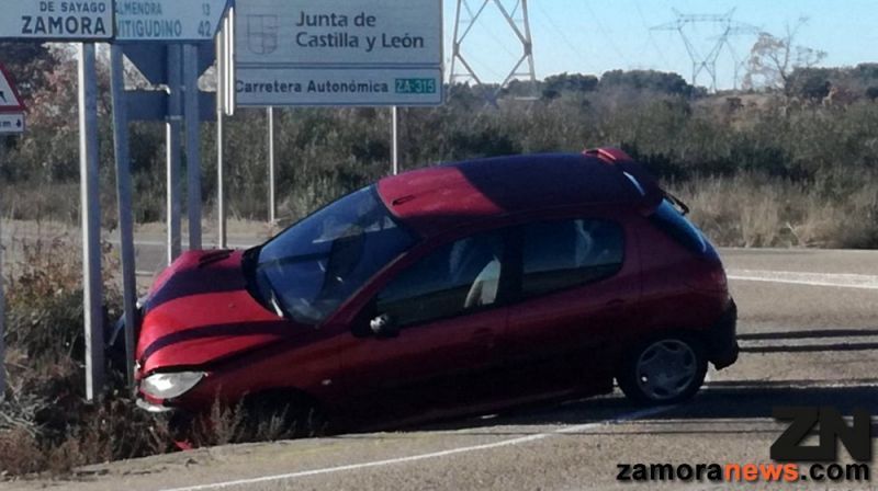 Salida de vía sin heridos en la carretera ZA- 315 en el cruce de Cibanal a Fermoselle