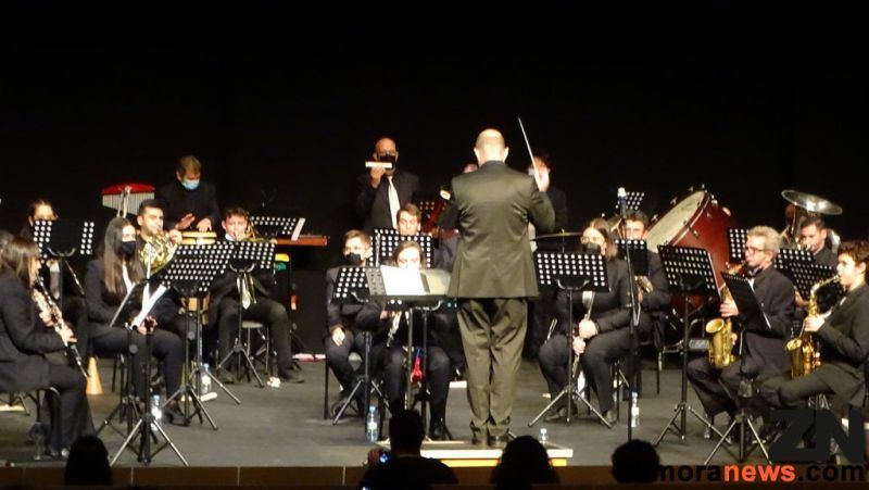 La banda de música Maestro Nacor Blanco pone en pie el Teatro Ramos Carrión con su concierto de Santa Cecilia