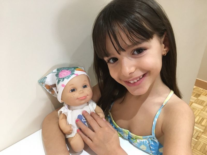 Una niña sostiene uno de los "Baby Pelones" | Foto Colegio Corazón de María