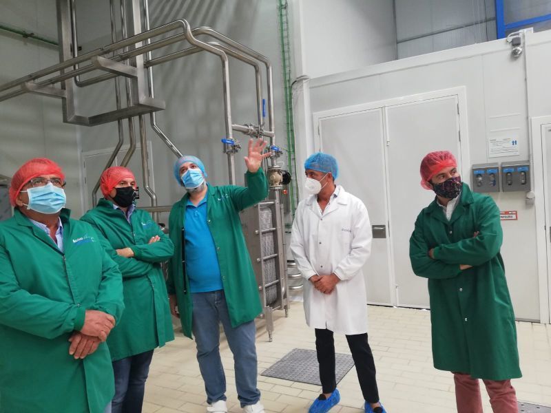 El presidente de la Diputación visita Lácteos Cobreros y Quesos El Pastor, el ente podría ayudar a potenciar la producción de leche de cabra