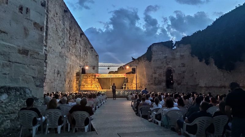Lleno en la primera de las jornadas de las Noches de Humor del Castillo, Juan Sinde e Iser Ramos rompieron mandíbulas de risa