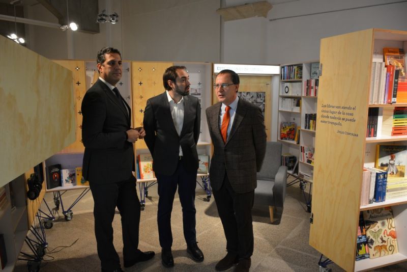 Una invitación a la lectura y a la interacción en redes sociales en la nueva exposición titulada "Pasa Página" te espera en la Biblioteca Pública