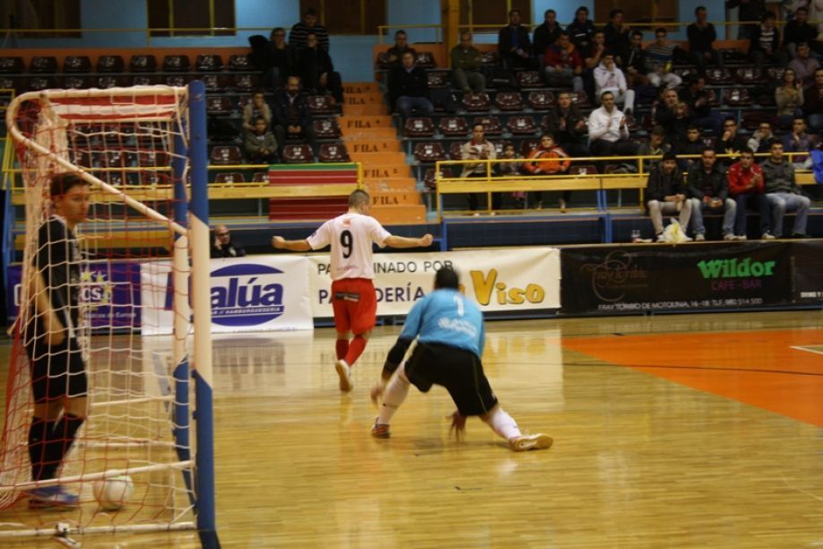 Cala celebra un gol frente a Noia.