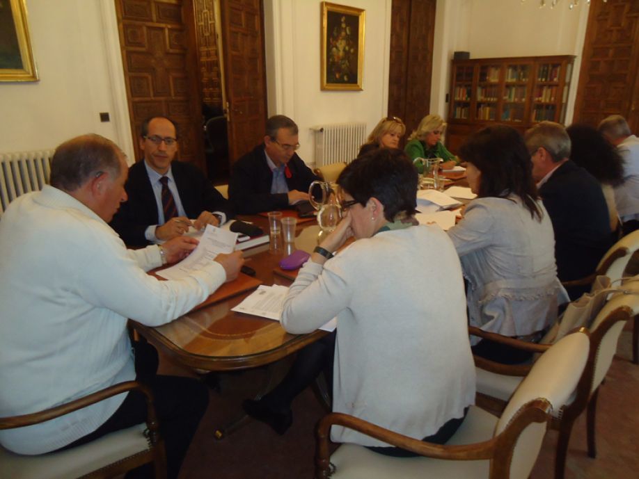 A la izquierda, Ricardo Ferrero en la comisión informativa de Barrios.