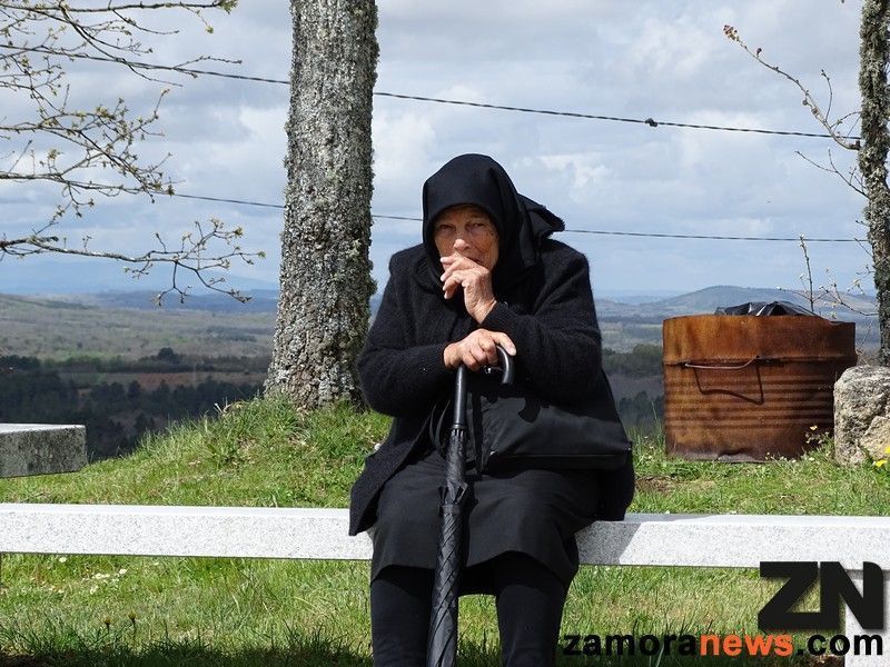 Una mujer en uno de los municipios zamoranos más afectados por la despoblación | Foto Zamora News