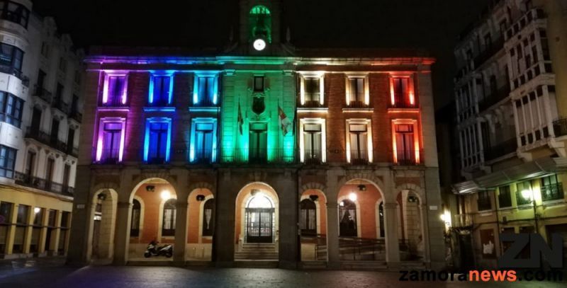La bandera de la PAZ en la fachada del Ayuntamiento