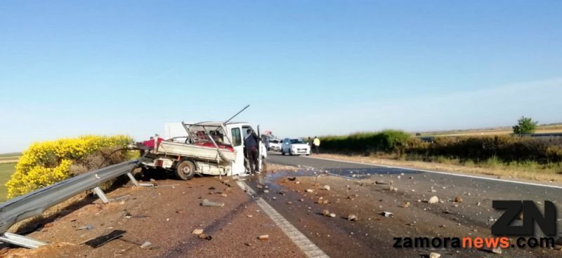El accidente de esta mañana en la A-11 se salda definitivamente con cuatro personas heridas, tres evacuados al Virgen de la Concha y el cuarto a Valladolid