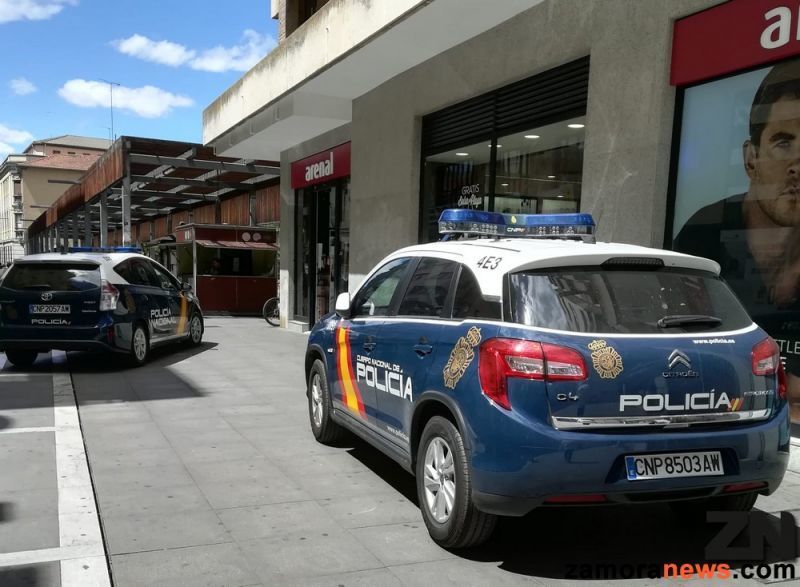 La Policía Nacional detiene a un hombre por un robo en la tienda Arenal