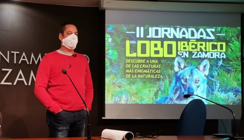 Pepe España, biólogo y educador ambiental: "El lobo cumple una labor de sanitario controlando y regulando los animales salvajes"