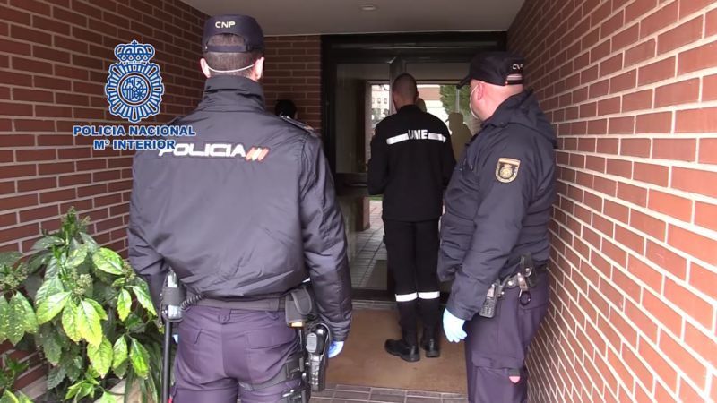 La Policía Nacional escolta a los médicos de la UME que realizarán los test rápidos a personas en aislamiento domiciliario