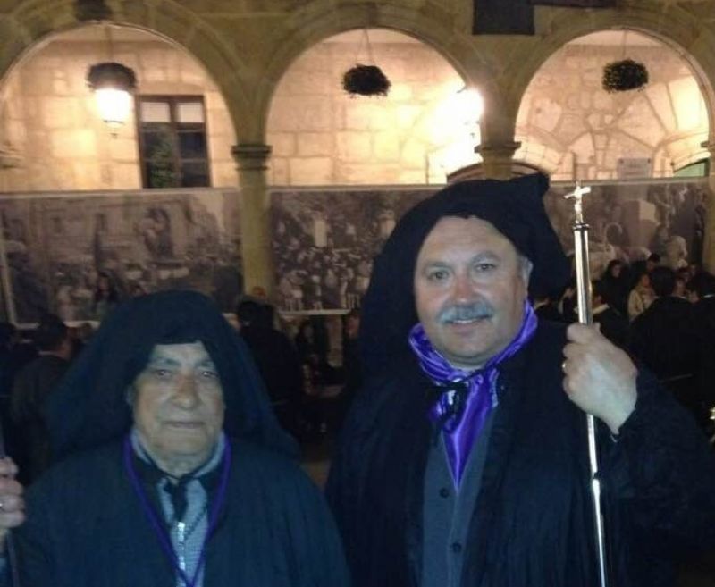 Paco Cuesta (izquierda) junto a Juanmi Colino en la madrugada del Viernes Santo