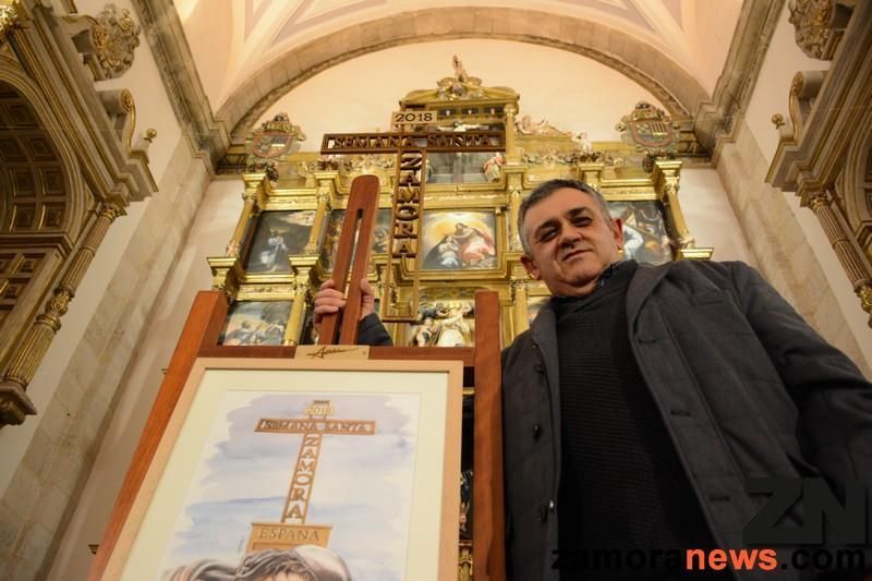 Anselmo Esteban junto al cartel anunciador de la Semana Santa 2018 (Foto: Paco Colmenero)