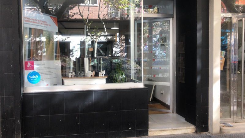 Roban durante la noche en dos comercios en la Calle Víctor Gallego