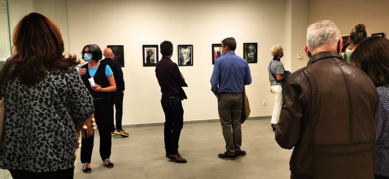El Centro Sociocultural Peromato situado en el antiguo Cine Pompeya echa andar con una exposición de Helles Piedra