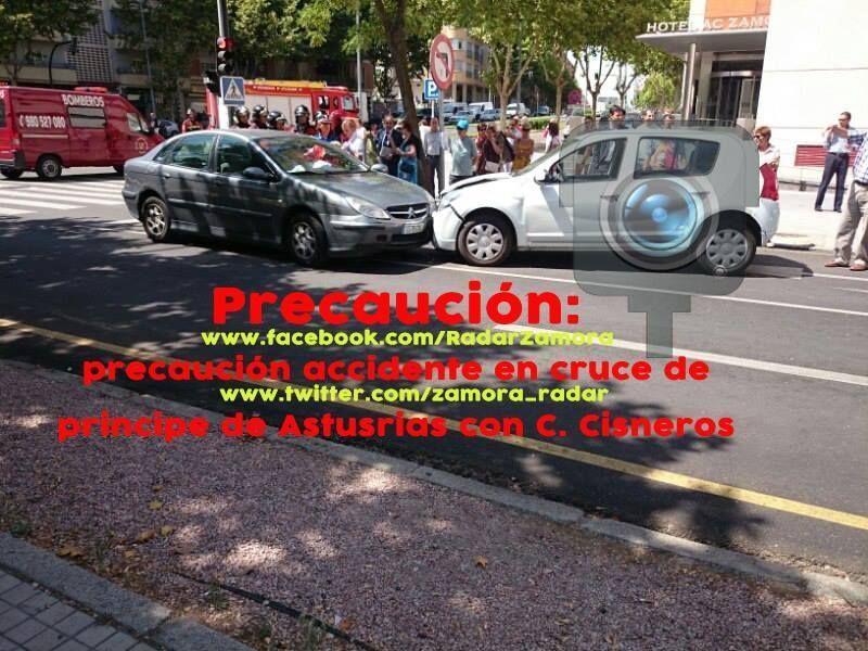 Dos turismos colisionan en Príncipe de Asturias