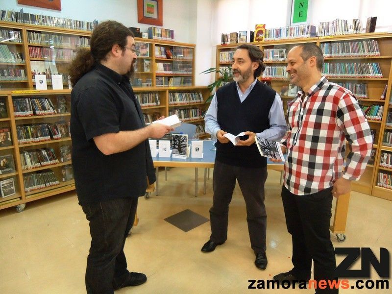 Luis Ingelmo, Luis Calbarro y Julio Marinas, en la Biblioteca Municipal de La Candelaria.