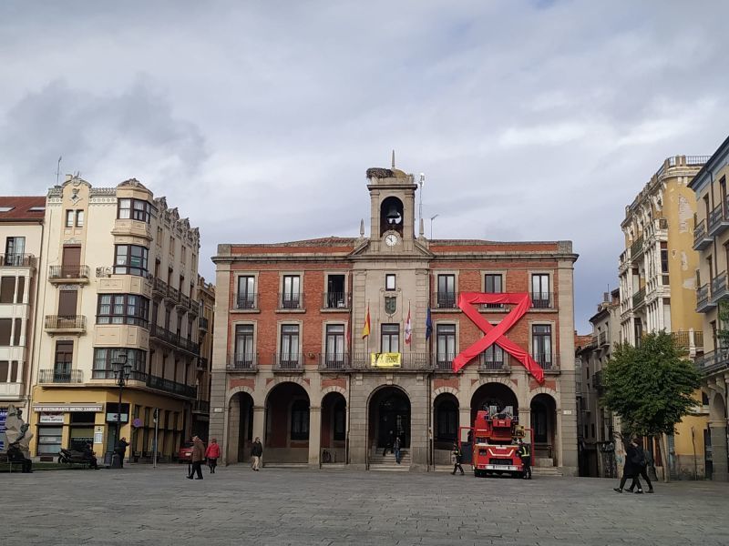 El Ayuntamiento lucirá el lazo rojo en conmemoración del Día Mundial de la Lucha contra el SIDA
