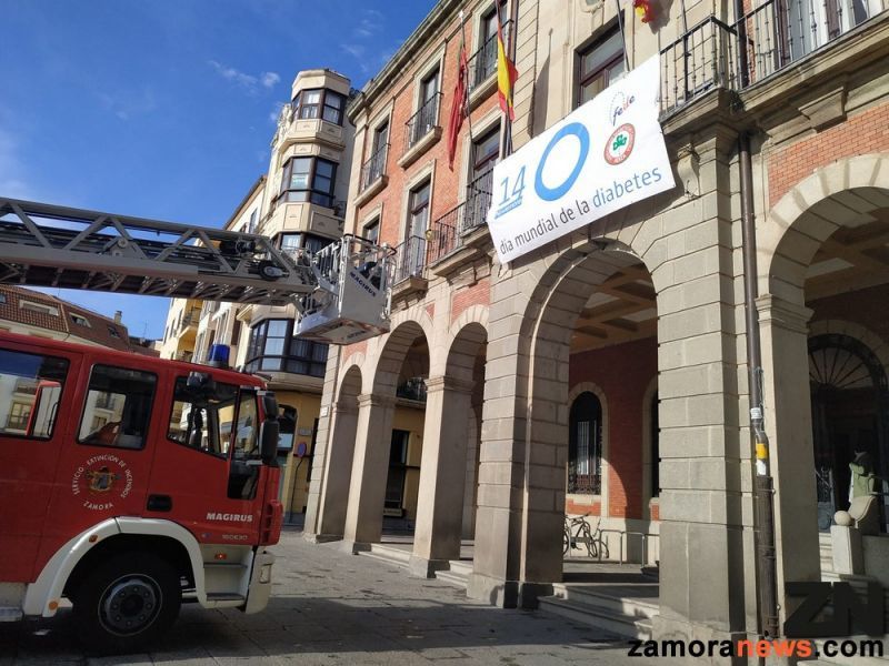La fachada del Ayuntamiento luce un cartel por el Día Mundial de la Diabetes y estará iluminada de azul