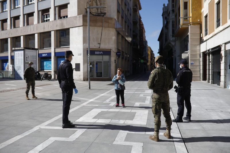 Control del Ejército y la Policía en la plaza de la Constitución | Foto Subdelegación del Gobierno