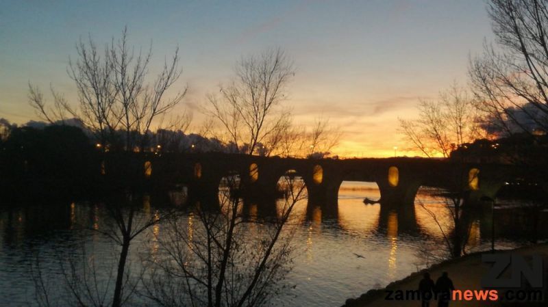 Atardecer sin apenas nubes tras una jornada ventosa y cambiante