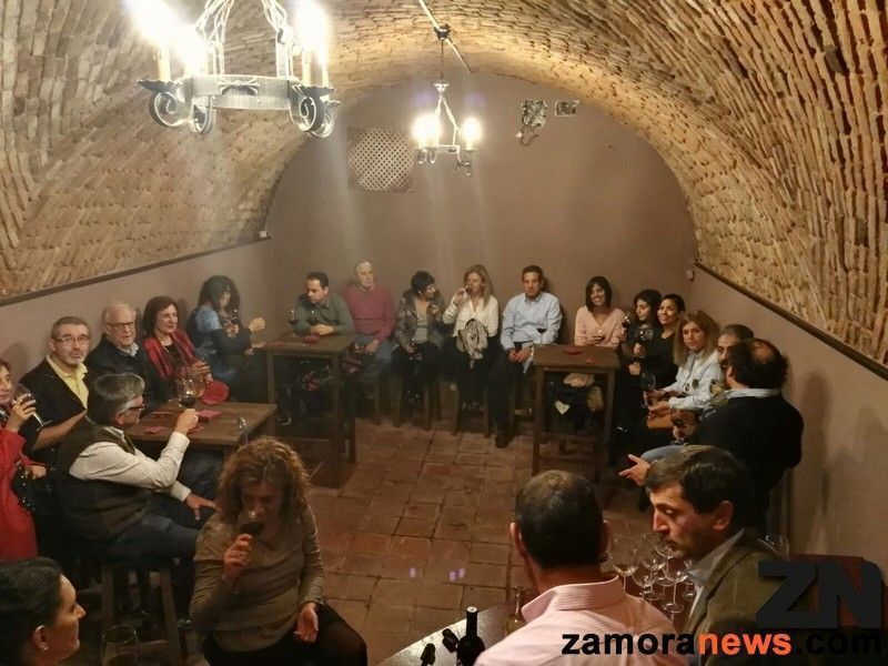 Una cata dirigida por Felipe Nalda para estrenar la bodega que dará mucho juego en el Mesón de los Herreros