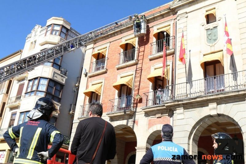 Los Bomberos retiran cascotes de la fachada del Ayuntamiento