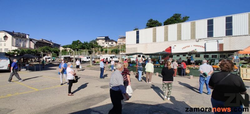 El mercado del Puente recupera la actividad tras 79 días de parón