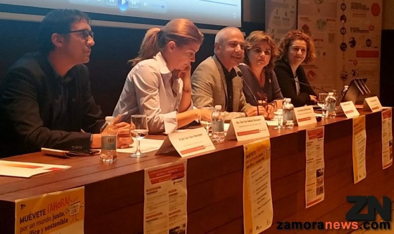 El capitán Juan C. Peñas de UME, Alejandro Hernández de Cruz Roja, y Daniel Boyano ponentes en la inauguración de las Jornadas de Cooperación Desarrollo y Emergencias