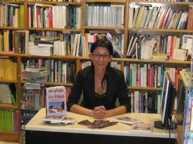 La escritora Emilia Casas Fernández presenta en Francia su novela policíaca "La Sra. BeLinwüein"