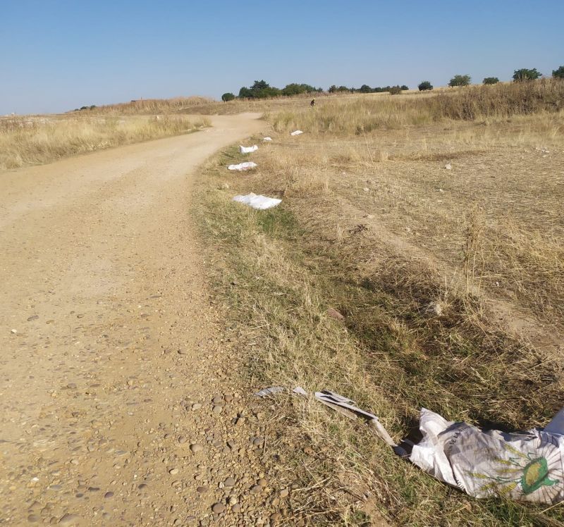 Un reguero de sacos de uralita ensucian la senda del Duero a la altura de los Llanos