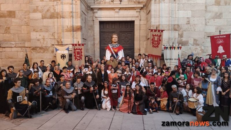 Los grupos de teatro de Zamora junto a Capitonis Durii desfilan hasta la Plaza Mayor