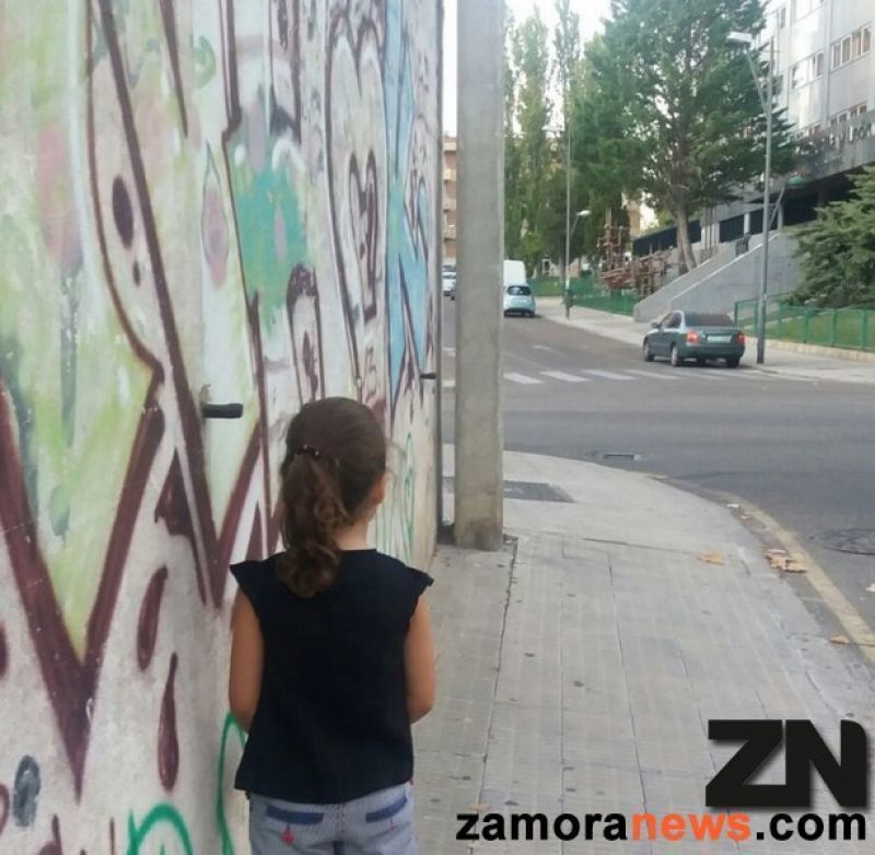 Varios hierros peligrosos sobresalen de una fachada en la calle de Eduardo Julián Pérez