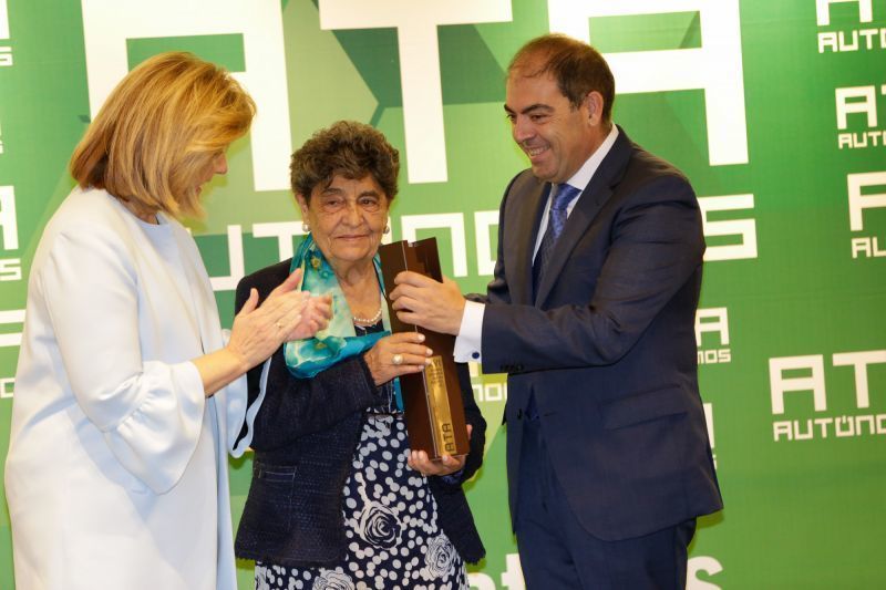 La farmacéutica benaventana Araceli de la Fuente recibe el premio ATA